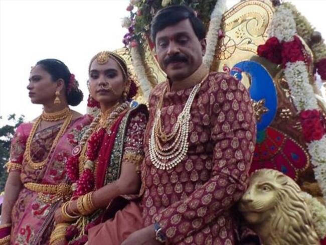 Gali Janardhana Reddy (der.) organizó la espléndida boda para su hija, el mes pasado.. Foto: BBC Mundo