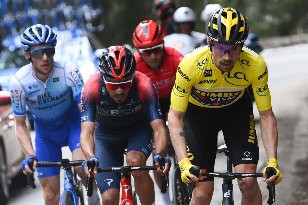 El ciclista colombiano del Team Arkea Samsic, Nairo Quintana, el Team BikeExchange: el ciclista británico de Jayco, Simon Yates, el ciclista esloveno de Jumbo-Visma, el maillot amarillo del líder general Primoz Roglic y el ciclista colombiano de INEOS Grenadiers, Daniel Felipe Martínez.(Photo by FRANCK FIFE / AFP) (Photo by FRANCK FIFE/AFP via Getty Images)