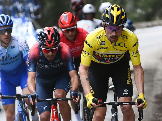 El ciclista colombiano del Team Arkea Samsic, Nairo Quintana, el Team BikeExchange: el ciclista británico de Jayco, Simon Yates, el ciclista esloveno de Jumbo-Visma, el maillot amarillo del líder general Primoz Roglic y el ciclista colombiano de INEOS Grenadiers, Daniel Felipe Martínez.(Photo by FRANCK FIFE / AFP) (Photo by FRANCK FIFE/AFP via Getty Images)