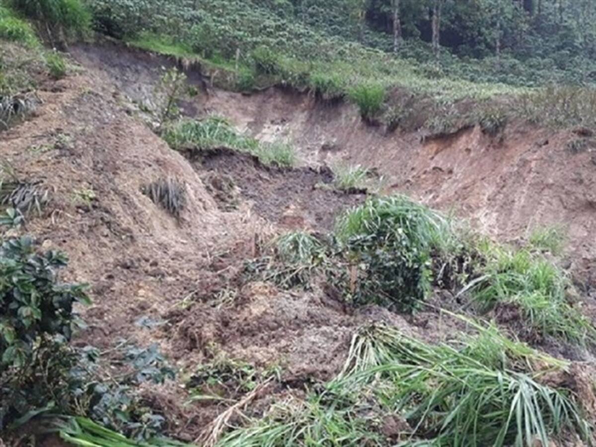 Deslizamientos de tierra tienen bloqueada la vía San Félix, Marulanda en Caldas