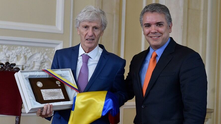 Duque entregó pabellón nacional a José Néstor Pékerman. Foto: Presidencia