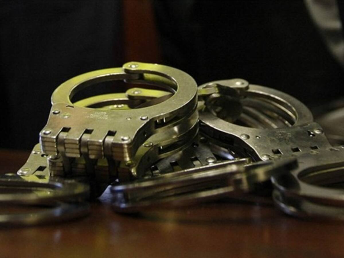 Investigan a policías de Cartagena por mujer esposada con bebé en brazos