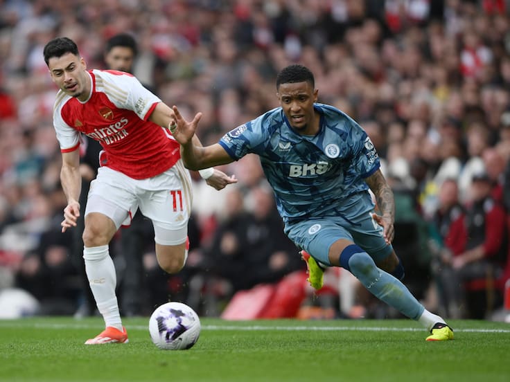 London (United Kingdom), 14/04/2024.- Arsenal&#039;Äôs Gabriel Martinelli (L) and Aston Villa&#039;s Ezri Konsa (R) in action during the English Premier League soccer match between Arsenal FC and Aston Villa, in London, Britain, 14 April 2024. (Reino Unido, Londres) EFE/EPA/DANIEL HAMBURY EDITORIAL USE ONLY. No use with unauthorized audio, video, data, fixture lists, club/league logos, &#039;live&#039; services or NFTs. Online in-match use limited to 120 images, no video emulation. No use in betting, games or single club/league/player publications.