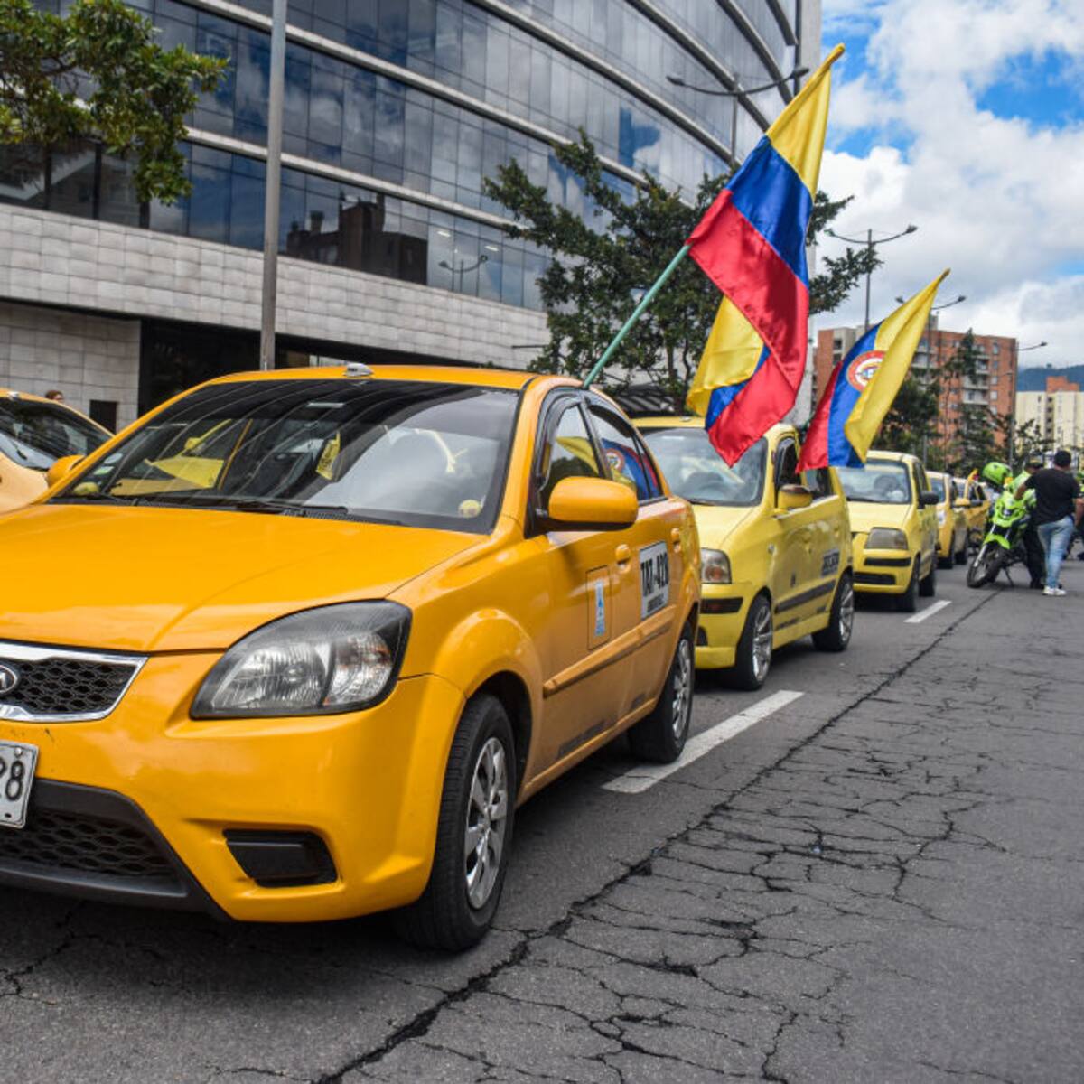 No vamos a bloquear el aeropuerto El Dorado: Hugo Ospina, líder de taxistas