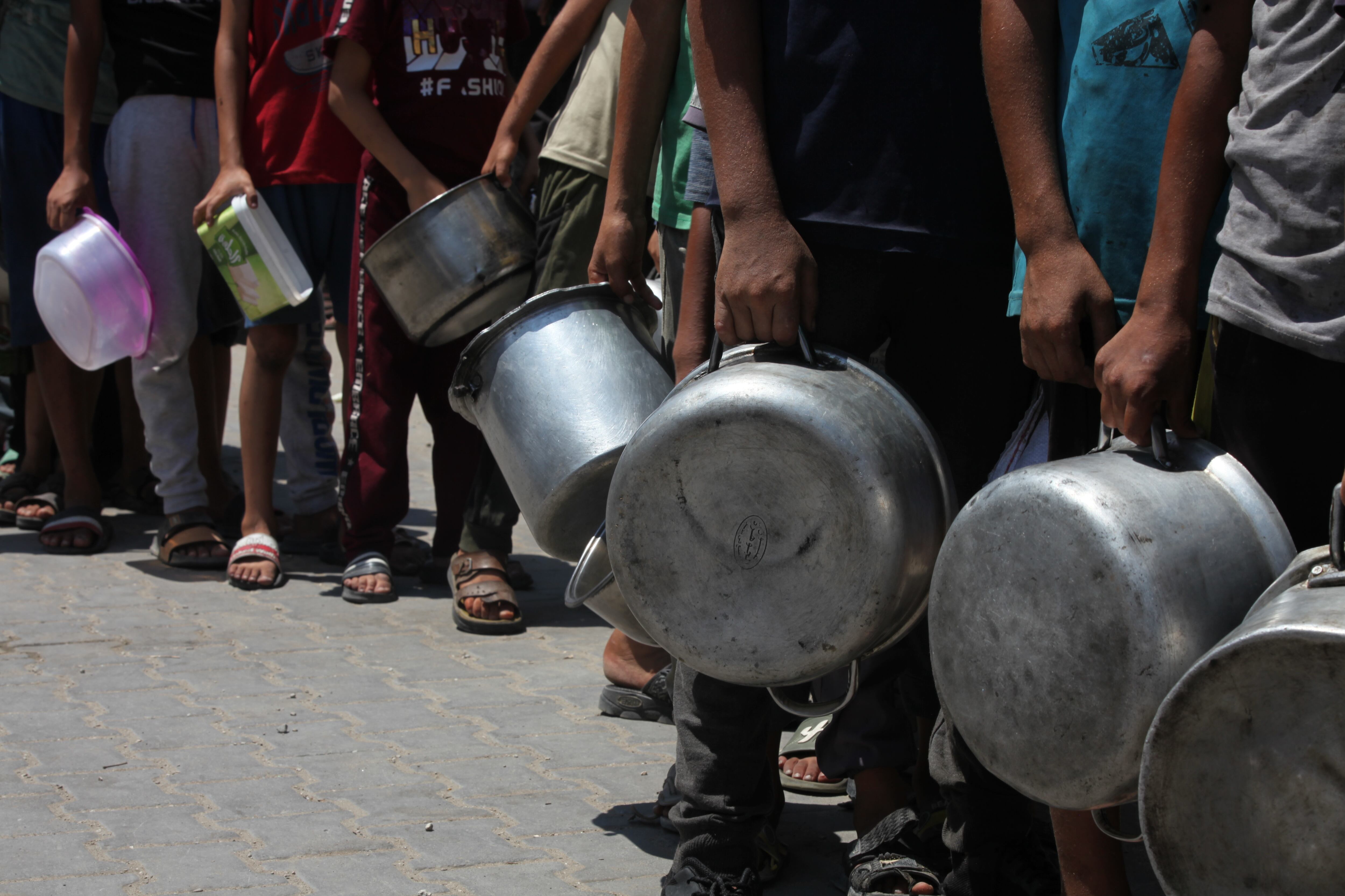 Distribución de comida en Palestina. Foto: Moiz Salhi/Anadolu via Getty Images
