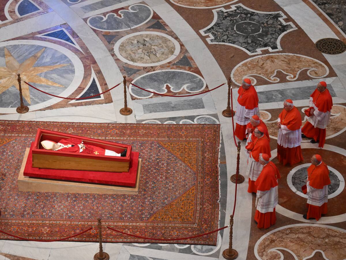 El féretro del papa Francisco llegó a la basílica de San Pedro, en el Vaticano