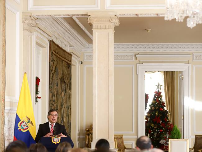 Bogotá. Diciembre 14 de 2024. El Presidente Gustavo Petro entrega la Cruz de Boyacá a exmagistrados que tuvieron participación en investigaciones de parapolítica y narcotráfico en Colombia. (Colprensa - Lina Gasca)