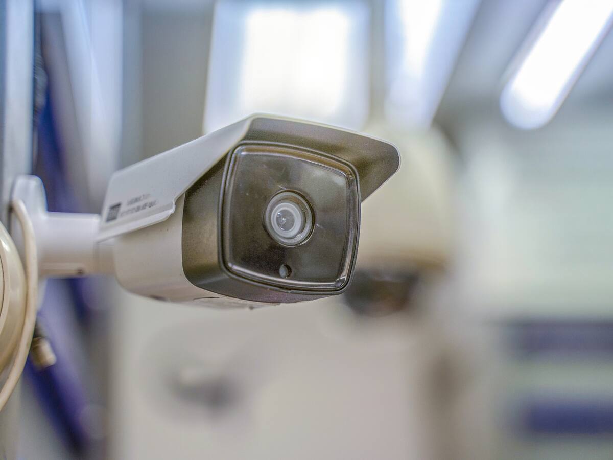 Instalan 100 cámaras y alarmas para fortalecer los frentes de seguridad en Bogotá