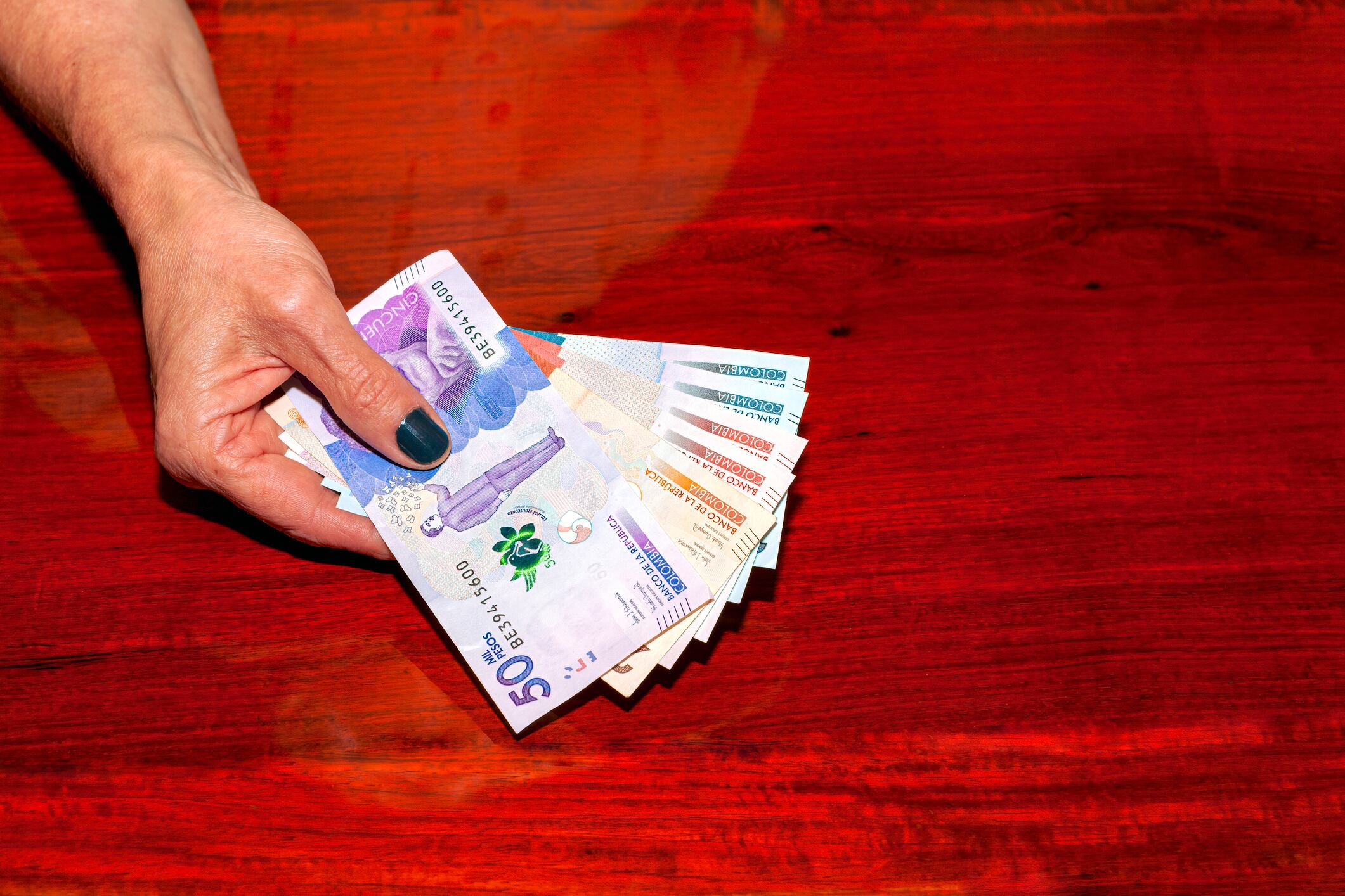 Imagen de referencia de billetes colombianos. Foto: Getty Images.