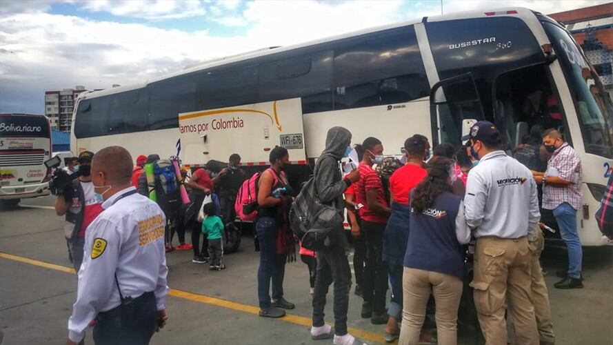 Los ciudadanos extranjeros que ingresaron al país desde Ecuador, partieron con rumbo a Necoclí, municipio antioqueño que actualmente atraviesa por una crisis sanitaria. . Foto: Terminal de Transportes de Cali