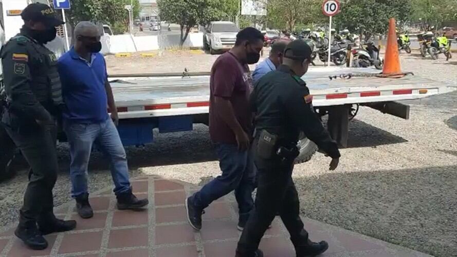 Capturan a tres hombres señalados de usar una grúa para robar vehículos en Cartagena. Foto: Policía Metropolitana de Cartagena