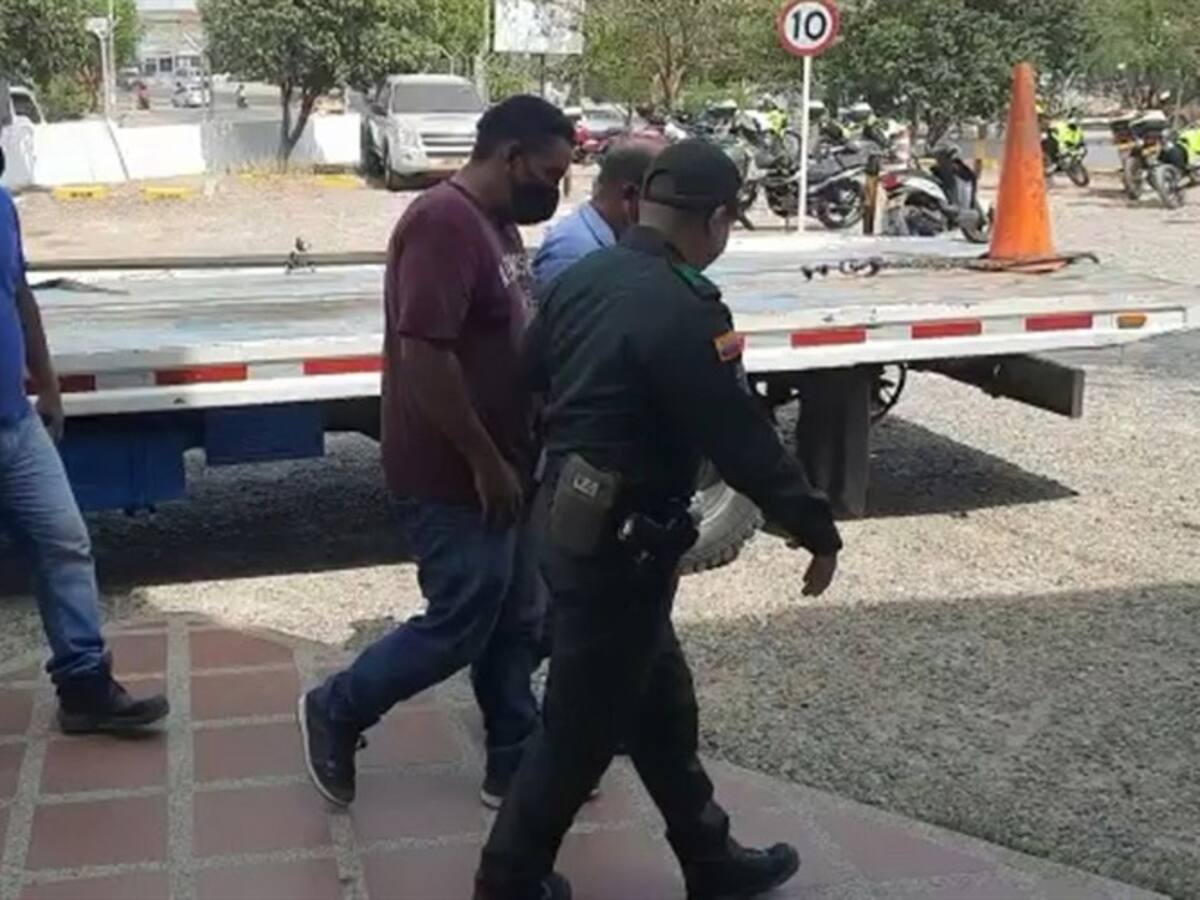 Capturan a tres hombres señalados de usar una grúa para robar vehículos en Cartagena