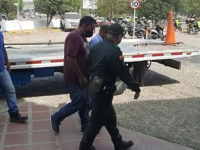 Capturan a tres hombres señalados de usar una grúa para robar vehículos en Cartagena. Foto: Policía Metropolitana de Cartagena