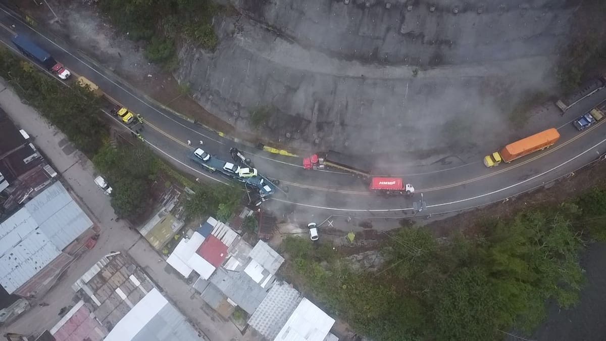 Accidente en vía Buga-Buenaventura dejó un muerto y derrame químico