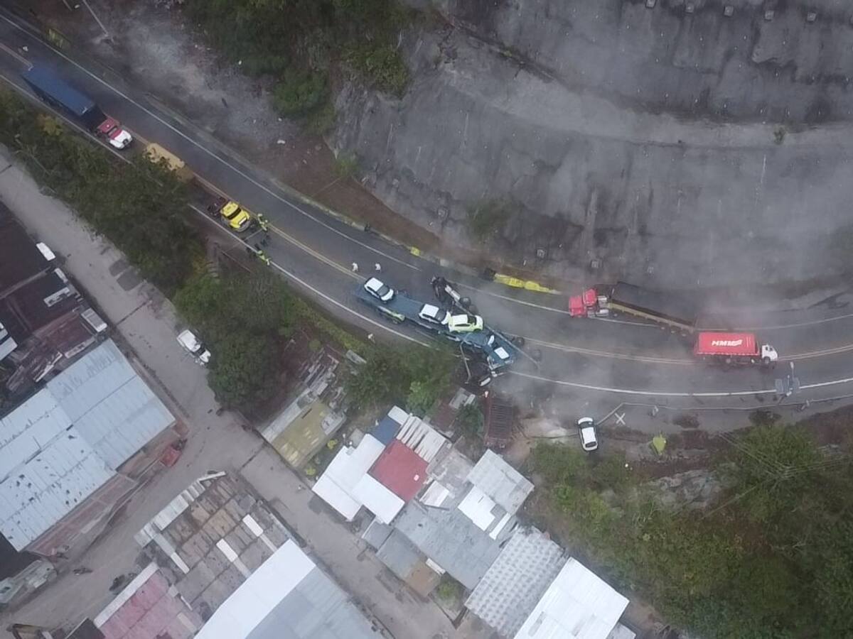 Accidente en vía Buga-Buenaventura dejó un muerto y derrame químico