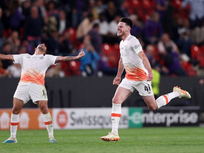 Declan Rice del West Ham United celebra la victoria del equipo londinense en la Europa Conference League 2022/23. Foto: Richard Heathcote/Getty Images.