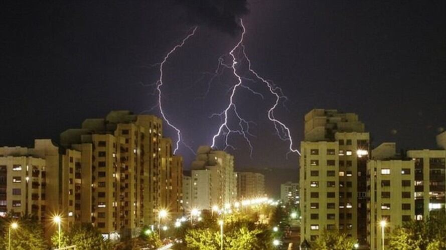 Si estás dentro de casa, mantente alejado de las ventanas. Foto: BBC Mundo