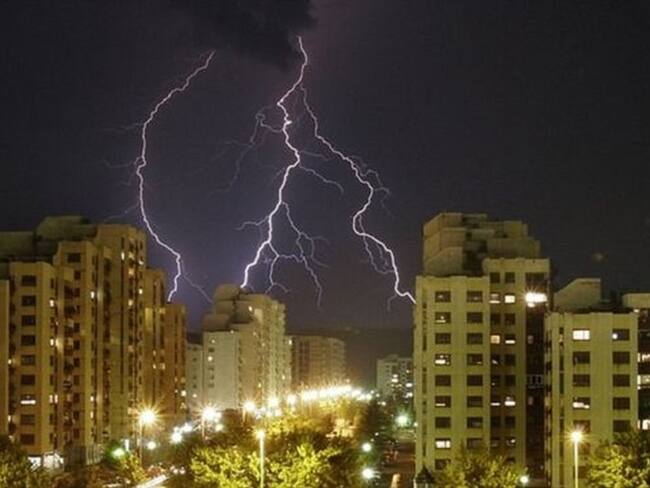 Si estás dentro de casa, mantente alejado de las ventanas. Foto: BBC Mundo