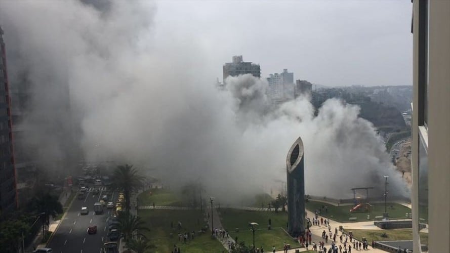 Incendio en centro comercial de Perú. Foto: @jimlopezp