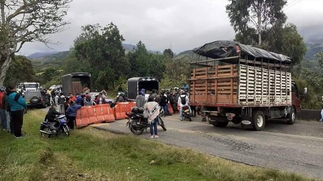 La protesta se registra a la altura del kilómetro 14, donde quedaron represadas decenas de vehículos de carga . Foto: Cortesía Juventud Stereo