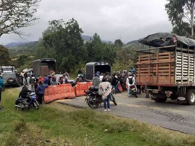 La protesta se registra a la altura del kilómetro 14, donde quedaron represadas decenas de vehículos de carga . Foto: Cortesía Juventud Stereo