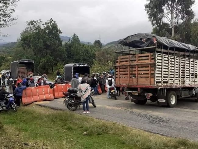 La protesta se registra a la altura del kilómetro 14, donde quedaron represadas decenas de vehículos de carga . Foto: Cortesía Juventud Stereo