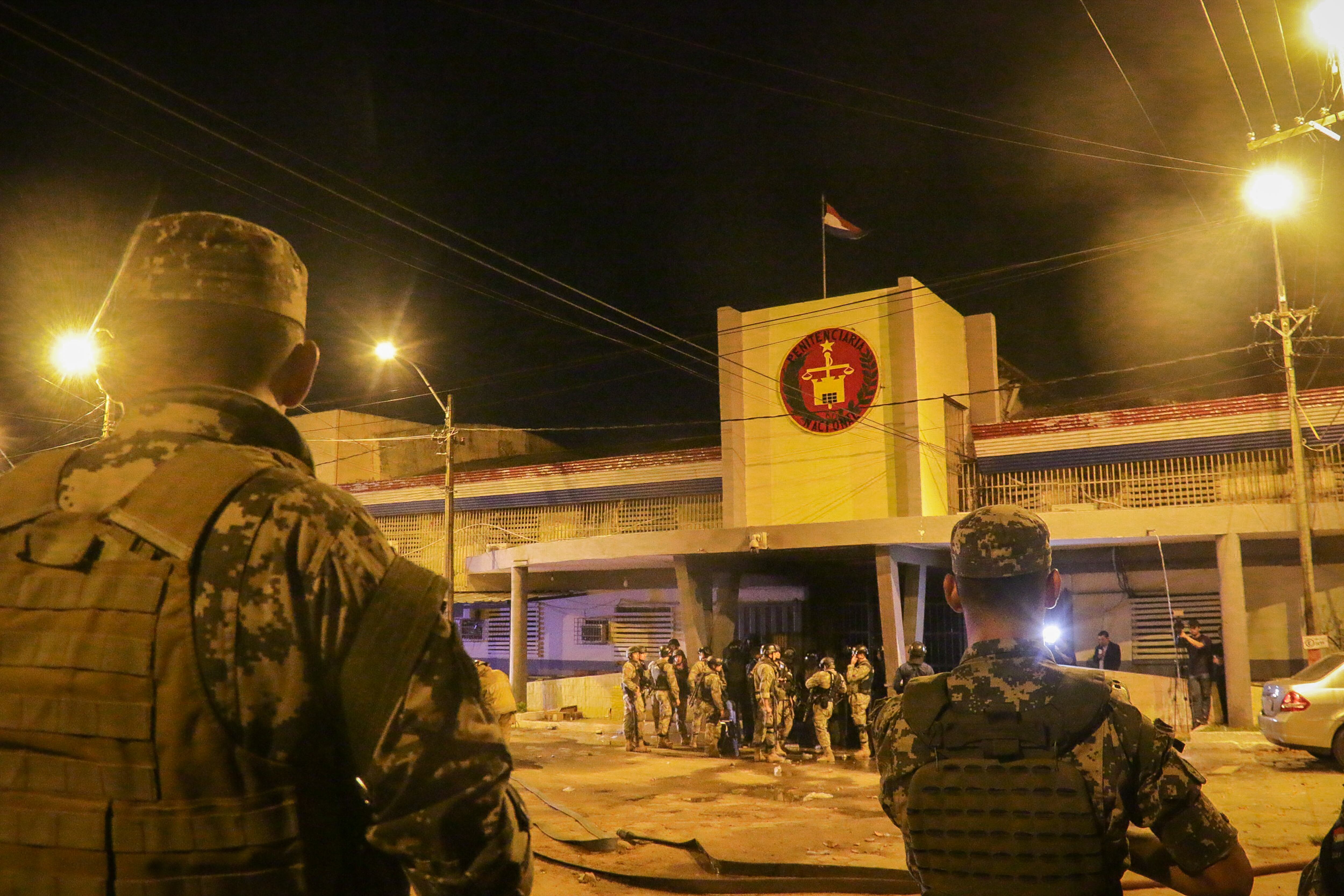 AME5969. ASUNCIÓN (PARAGUAY), 10/10/2023.- Policías antimotines hacen presencia en la penitenciaría de Tacumbú, hoy, en Asunción (Paraguay). Policías antimotines ingresaron este miércoles a la penitenciaría de Tacumbú, la principal de Paraguay, en medio de desórdenes protagonizados por reclusos que prendieron fuego en el acceso principal de ese centro y arrojaron objetos y piedras desde el techo. EFE/ Rubén Peña