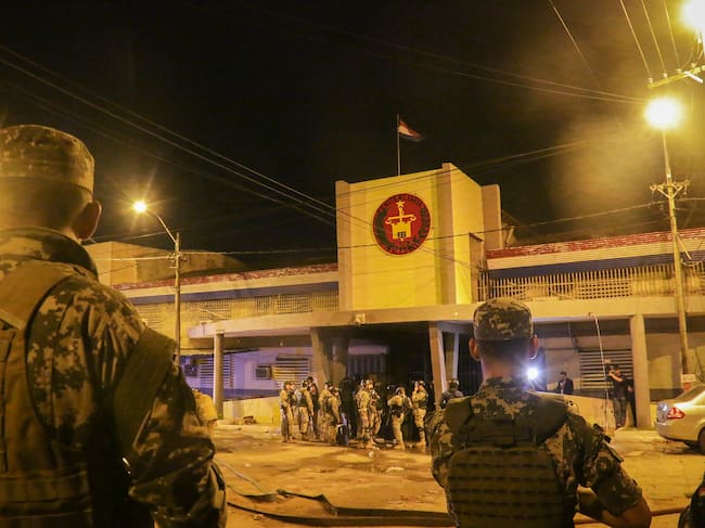 AME5969. ASUNCIÓN (PARAGUAY), 10/10/2023.- Policías antimotines hacen presencia en la penitenciaría de Tacumbú, hoy, en Asunción (Paraguay). Policías antimotines ingresaron este miércoles a la penitenciaría de Tacumbú, la principal de Paraguay, en medio de desórdenes protagonizados por reclusos que prendieron fuego en el acceso principal de ese centro y arrojaron objetos y piedras desde el techo. EFE/ Rubén Peña