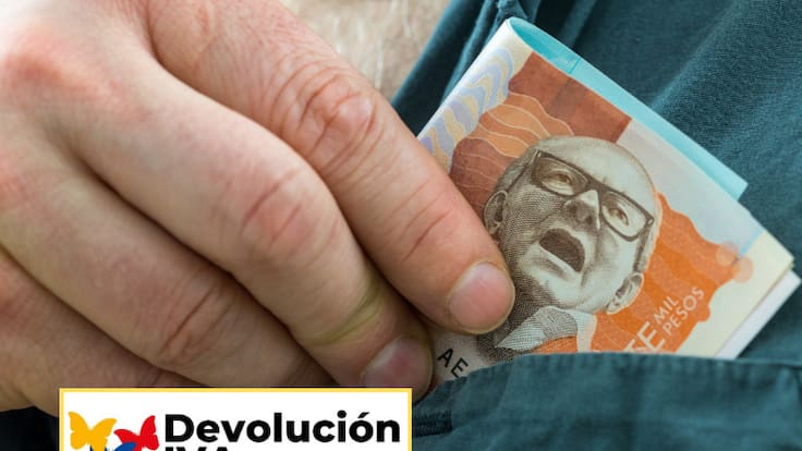 Hombre guardando dinero reclamado por Devolución del IVA (Getty Images)