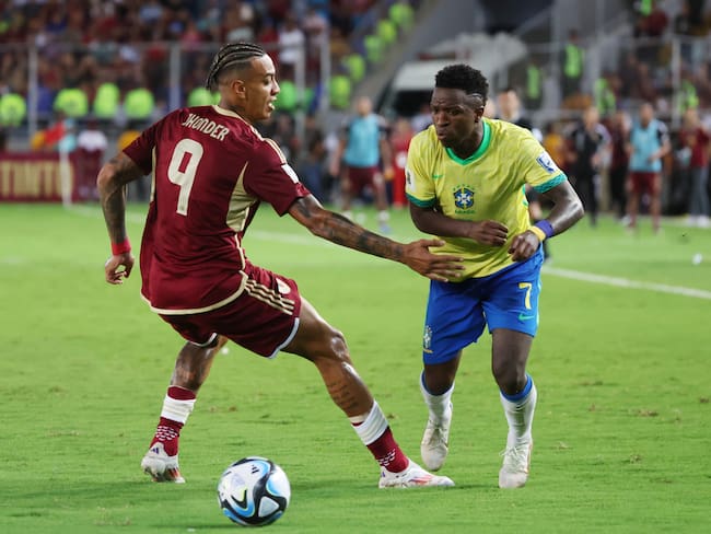 Jhonder Cádiz (i) de Venezuela disputa el balón con Vinícius Jr. de Brasil, este jueves durante un partido de las eliminatorias sudamericanas al Mundial de Fútbol 2026, en el estadio Monumental, en Maturín (Venezuela). EFE/ Miguel Gutiérrez