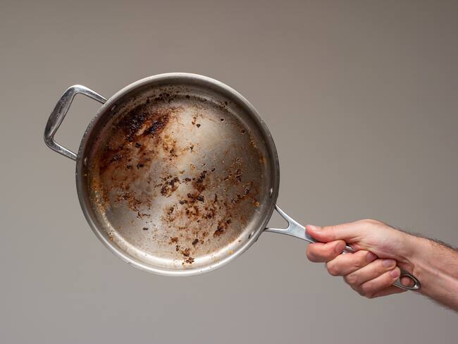 Bueno, bonito y barato: ¿cómo quitar la grasa de los sartenes?
