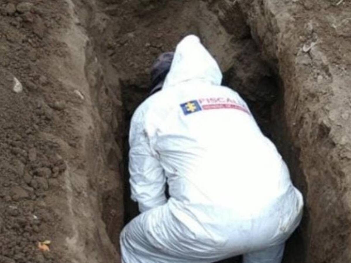 Hallan 26 restos en fosa común en Bogotá