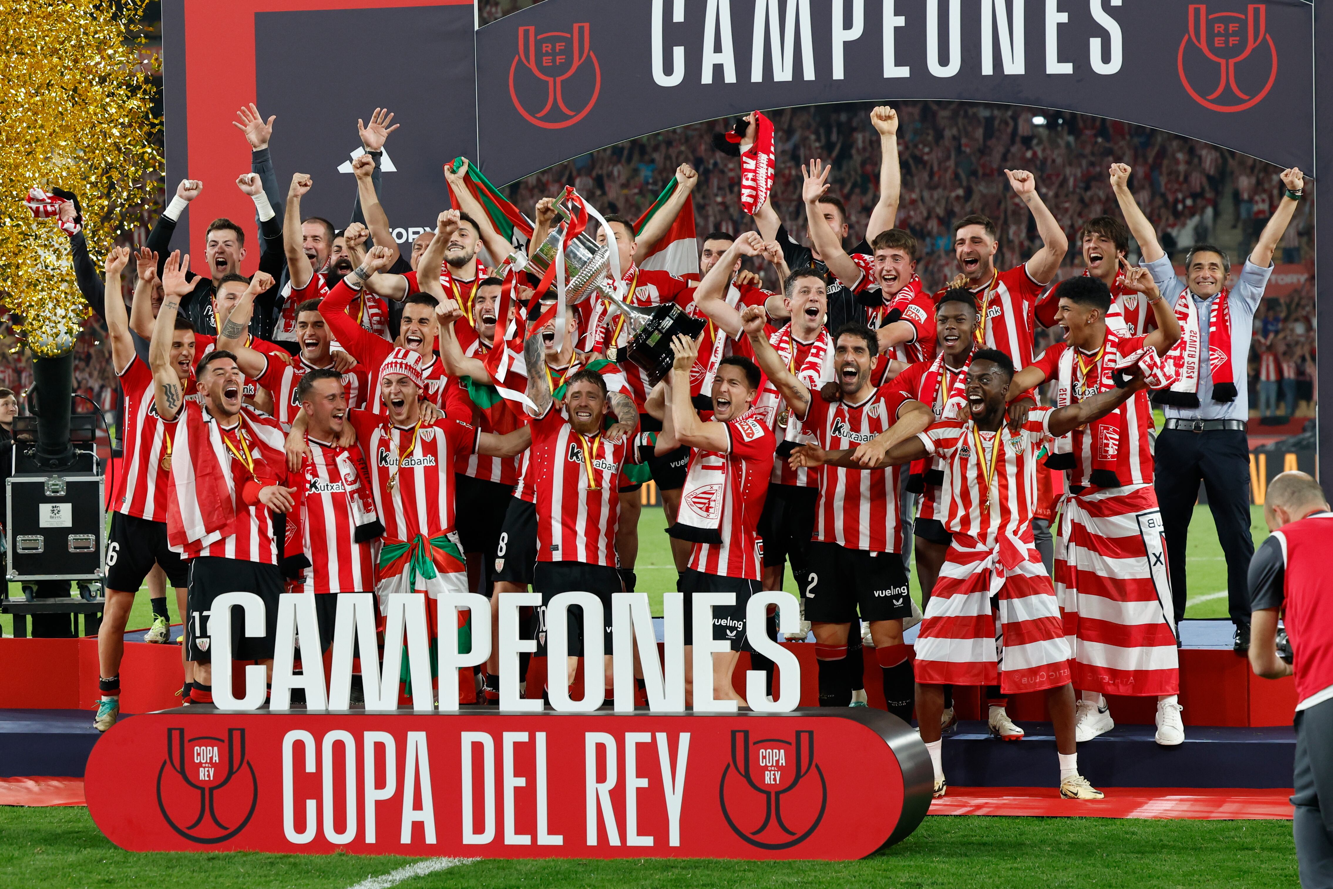 SEVILLA, 06/04/2024.- Los jugadores del Athletic celebran tras la final de la Copa del Rey que han disputado hoy sábado ante el Mallorca en el estadio La Cartuja, en Sevilla. EFE/Julio Muñoz.