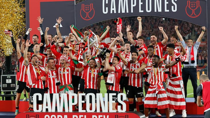 SEVILLA, 06/04/2024.- Los jugadores del Athletic celebran tras la final de la Copa del Rey que han disputado hoy sábado ante el Mallorca en el estadio La Cartuja, en Sevilla. EFE/Julio Muñoz.