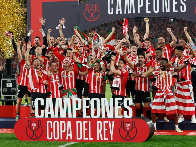 SEVILLA, 06/04/2024.- Los jugadores del Athletic celebran tras la final de la Copa del Rey que han disputado hoy sábado ante el Mallorca en el estadio La Cartuja, en Sevilla. EFE/Julio Muñoz.
