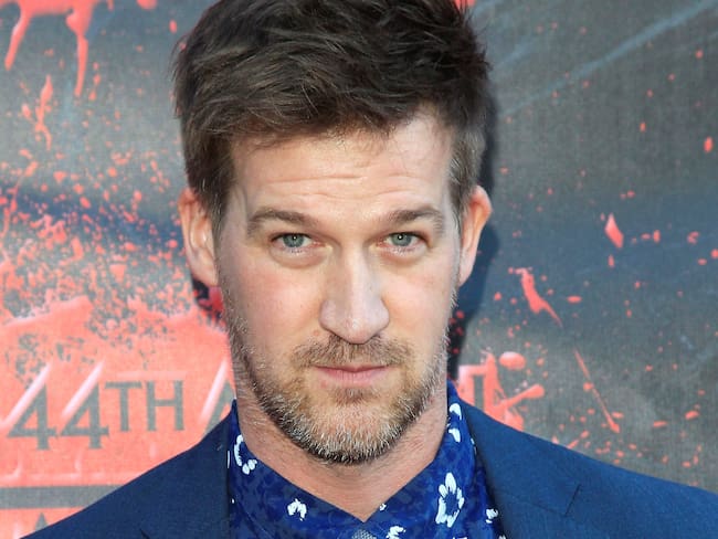 EPA4956. BURBANK (ESTADOS UNIDOS), 25/02/2024.- Fotografía de archivo fechada el 27 de junio de 2018 que muestra al actor canadiense Kenneth Mitchell a su llegada a la 44ª edición de los Saturn Awards en el Castaway, en Burbank, California (EE.UU.). Kenneth Mitchell, recordado por sus actuaciones en Star Trek: Discovery y Captain Marvel (Capitana Marvel), entre otras, murió cinco años después de que se le diagnosticara esclerosis lateral amiotrófica conocida como Lou Gehrig. La noticia de su muerte, ocurrida el sábado, fue dada a conocer por su familia a través de las redes sociales. EFE/ Nina Prommer ARCHIVO