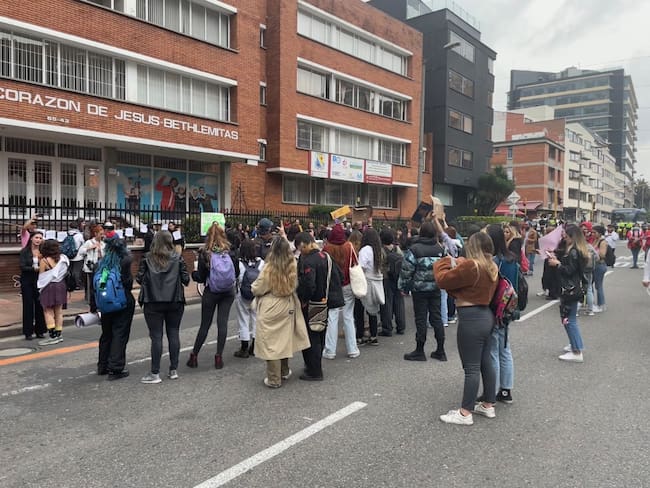 Estudiantes y exalumnas del colegio Bethlemitas de Bogotá protestaron contra acoso sexual. Foto: W Radio