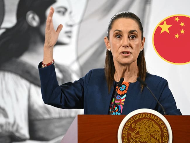 Presidenta de México, Claudia Sheinbaum, bandera de China. Foto: Yuri CORTEZ / AFP/ Getty Images