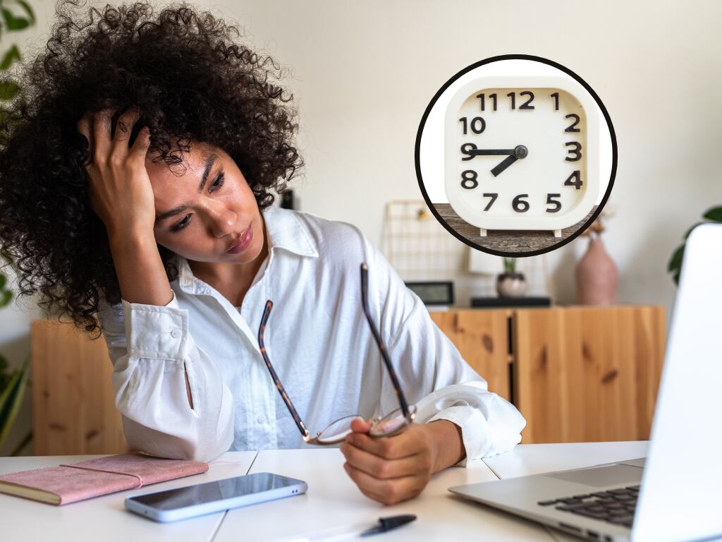 Mujer agotada laboralmente y de fondo un reloj marcando las 7:45 pm (Fotos vía Getty Images)