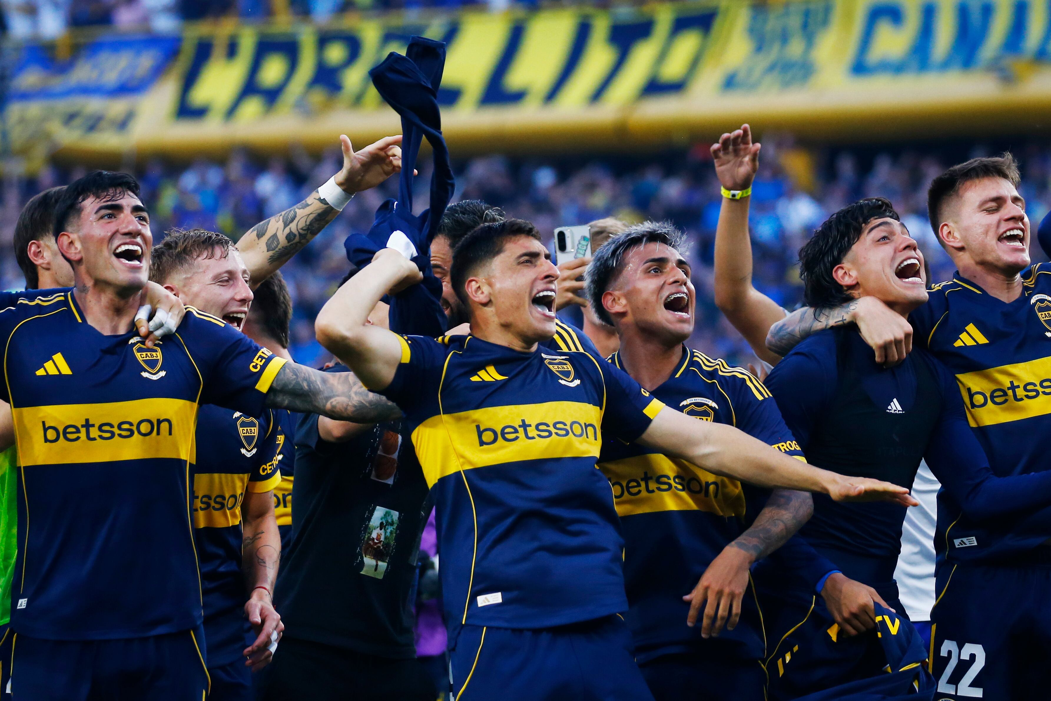 Miguel Merentiel de Boca Juniors celebra con sus compañeros tras ganar a River Plate. FOTO: Marcos Brindicci/Getty Images