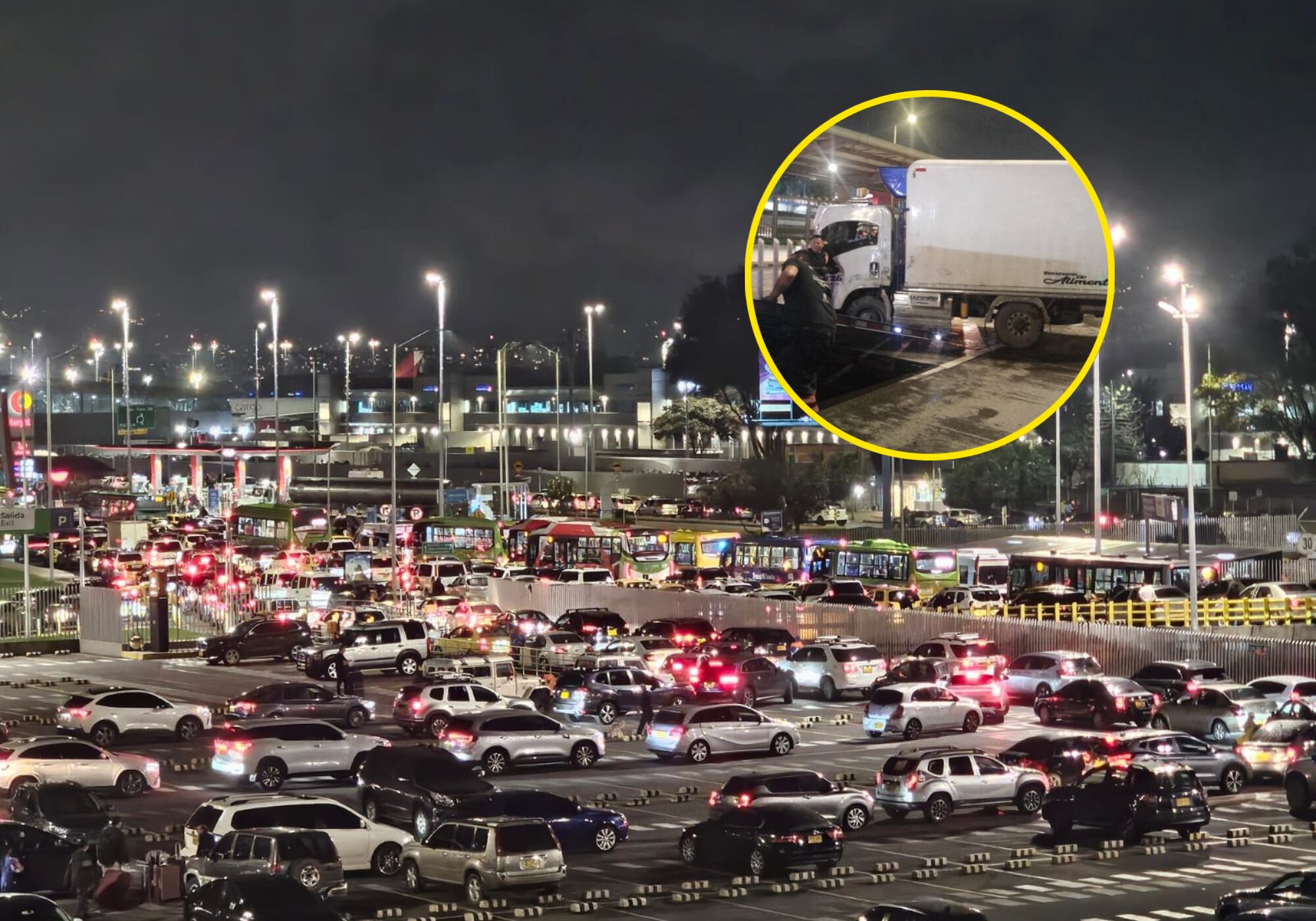 Trancón monumental en la Av. Dorado por camión volcado. Foto: suministrada.