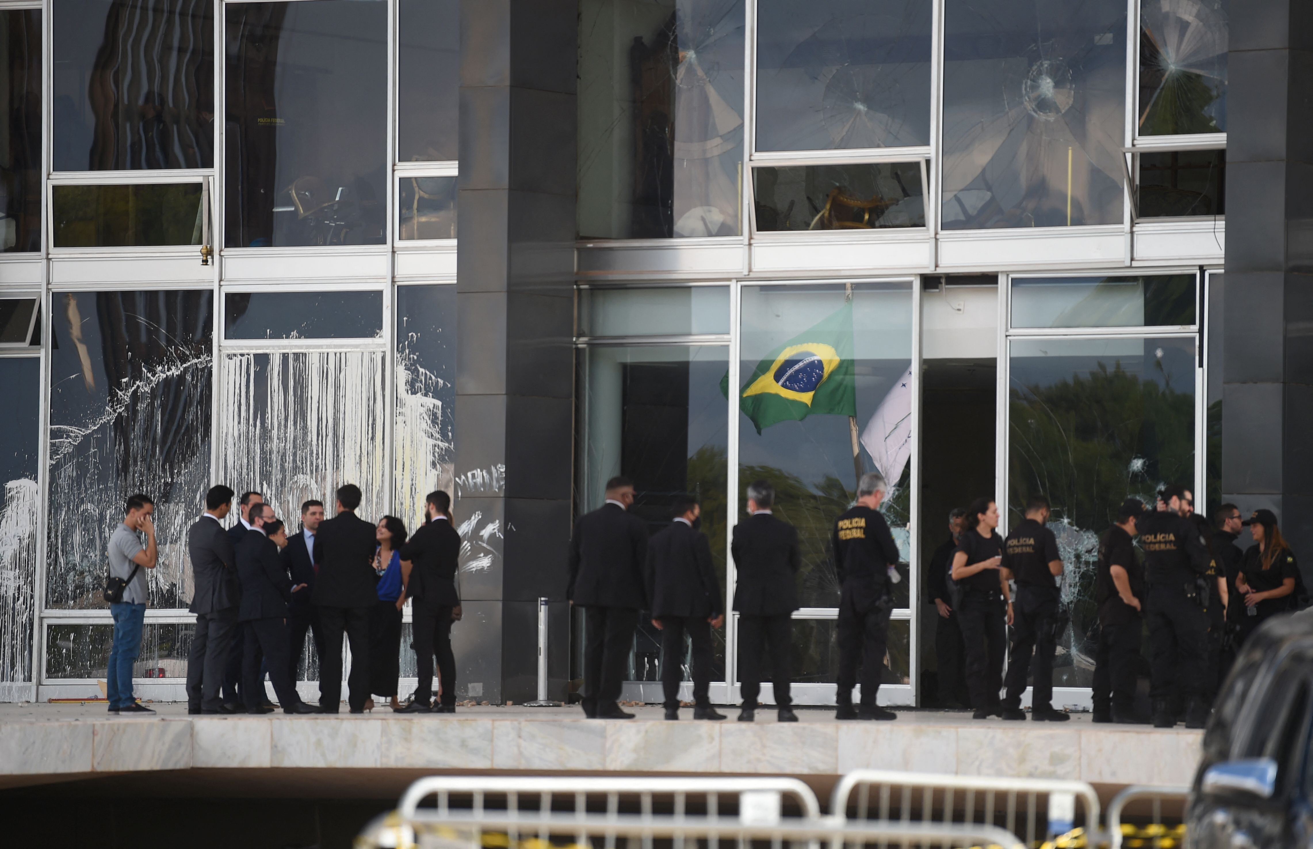 La policía y las autoridades inspeccionan los daños en el edificio de la Corte Suprema en Brasilia el 10 de enero de 2023. Foto de CARL DE SOUZA/AFP vía Getty Images.