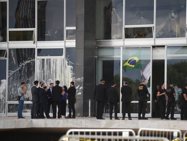 La policía y las autoridades inspeccionan los daños en el edificio de la Corte Suprema en Brasilia el 10 de enero de 2023. Foto de CARL DE SOUZA/AFP vía Getty Images.