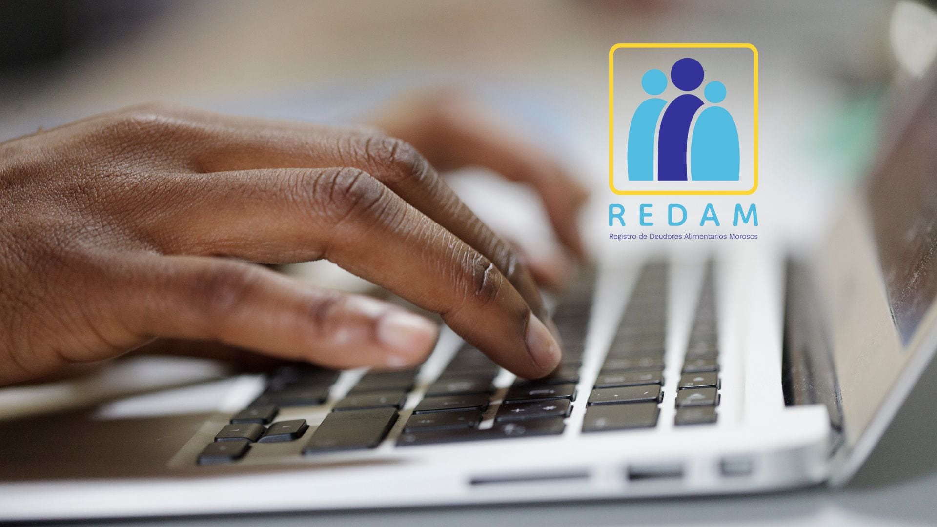 De fondo, las manos de una persona utilizando computador. Encima está el logo de REDAM / Fotos: GettyImages e Internet.