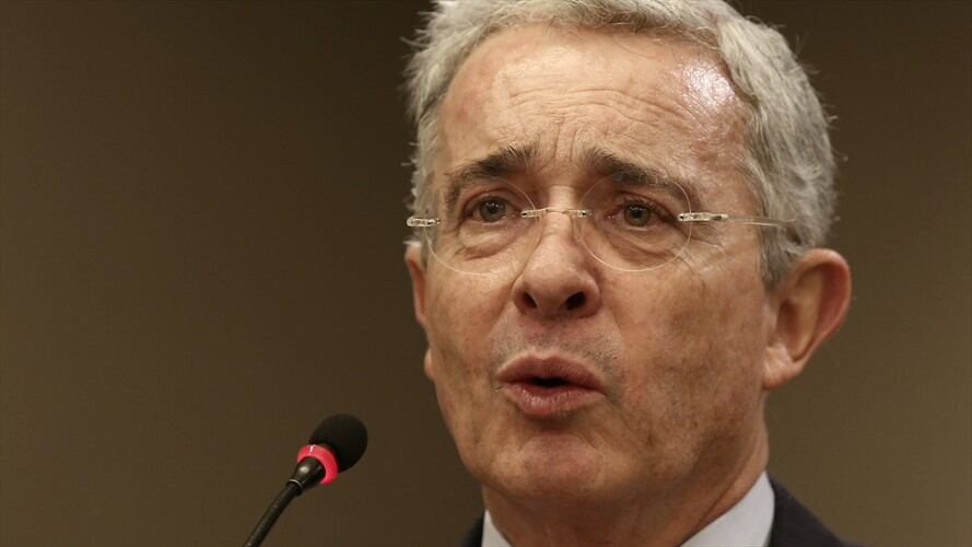 Se deben crear medidas que no criminalicen pero sí que prohíban y legalicen: senador Álvaro Uribe. Foto: Colprensa