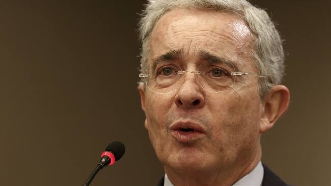 Se deben crear medidas que no criminalicen pero sí que prohíban y legalicen: senador Álvaro Uribe. Foto: Colprensa