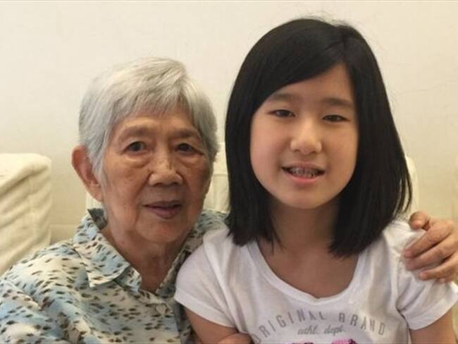 Emma Yang (dcha.) se crió con su abuela paterna (izda.) hasta hace dos años, cuando se mudó de Hong Kong a Nueva York. Foto: ARCHIVO DE LA FAMILIA DE EMMA YANG. Imagen tomada de BBC Mundo.