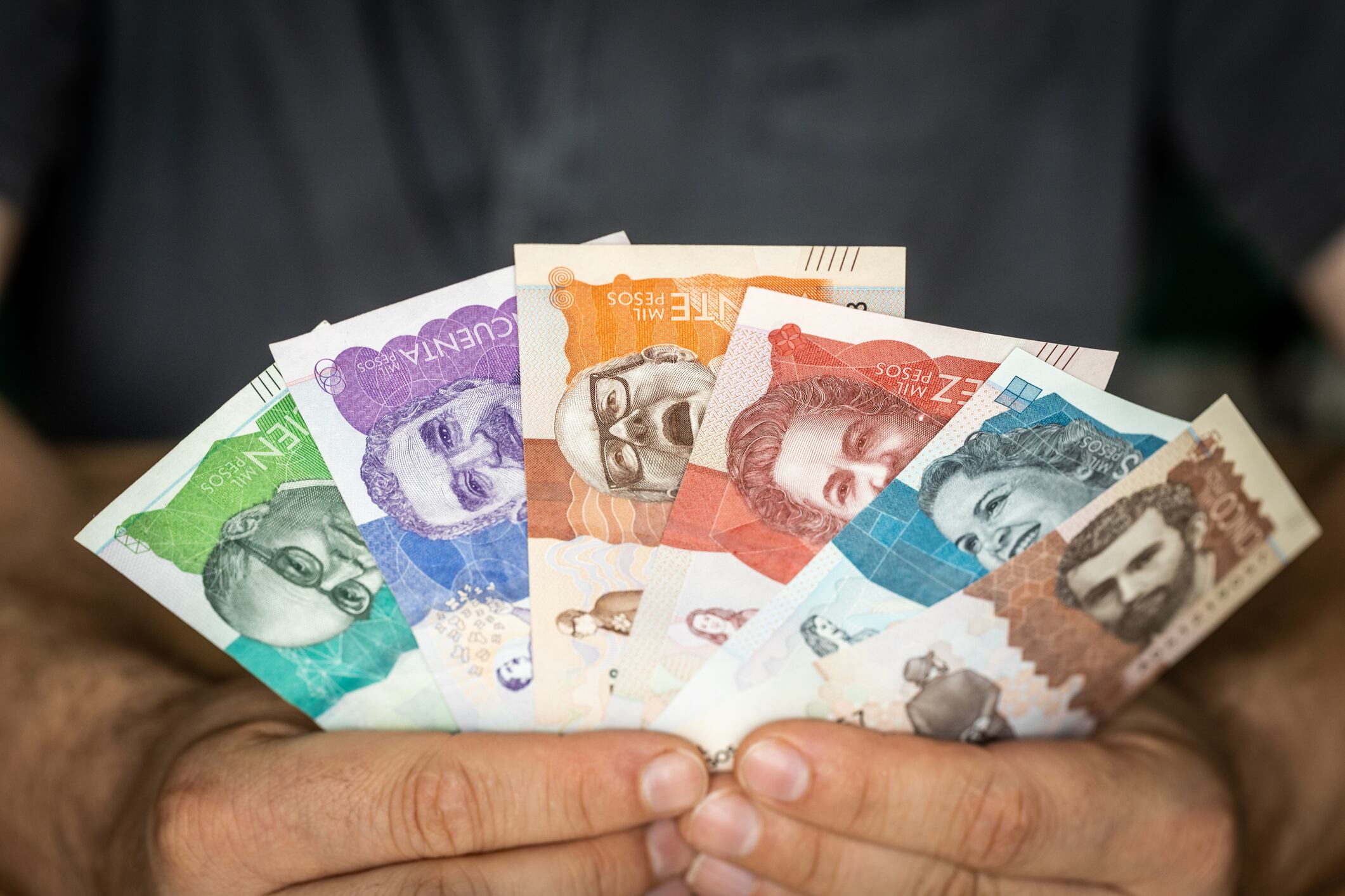 Imagen de referencia de billetes colombianos. Foto: Getty Images.