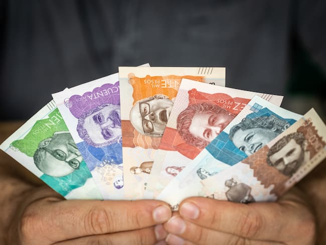 Imagen de referencia de billetes colombianos. Foto: Getty Images.
