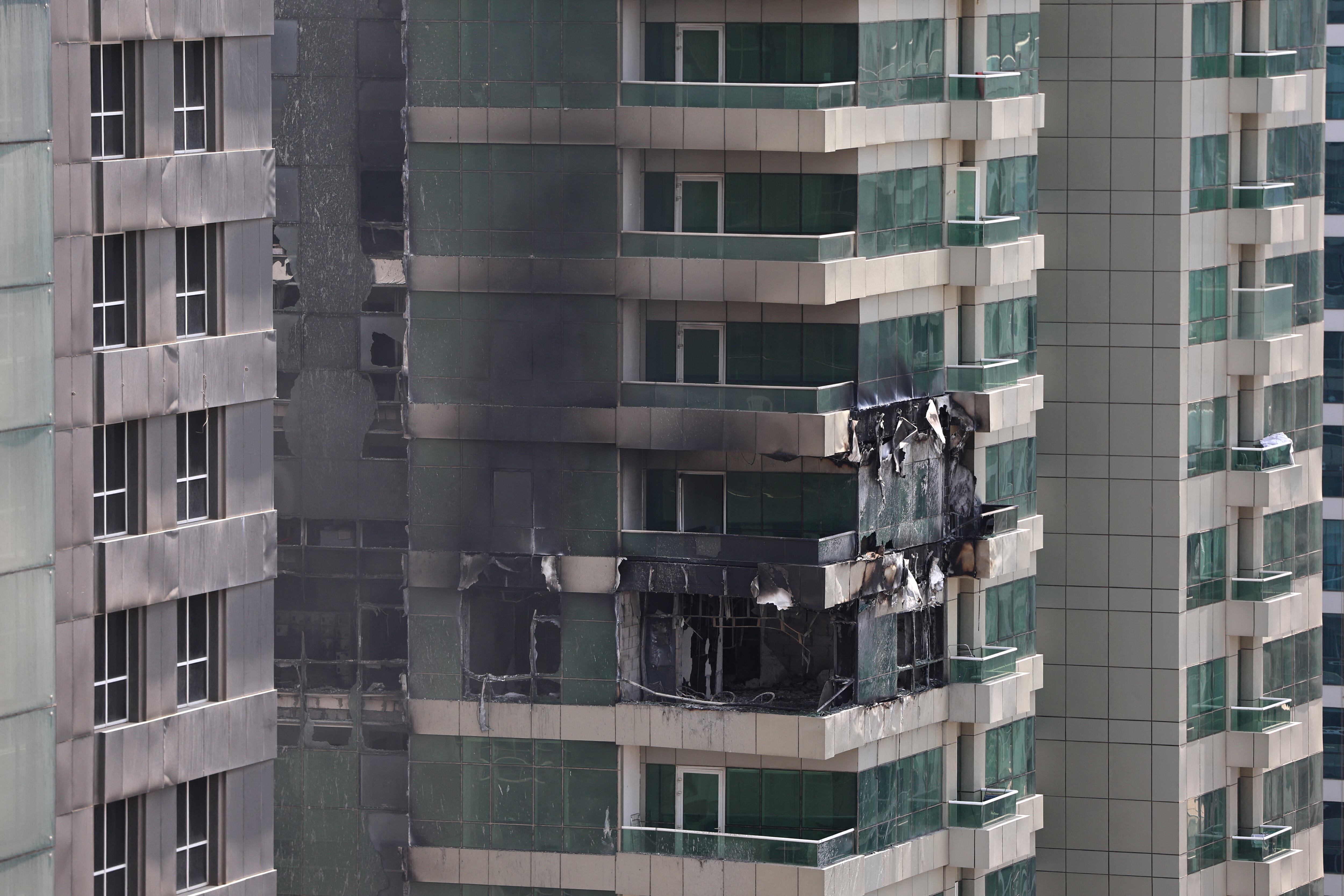 Daños del rascacielos incendiado en el piso 67 en Dubái. FOTO: FADEL SENNA/AFP via Getty Images
